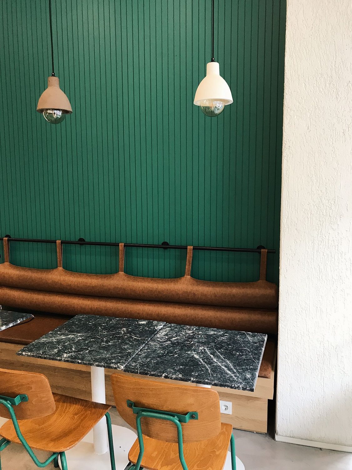 あたたかな光が差し込むカフェの空間